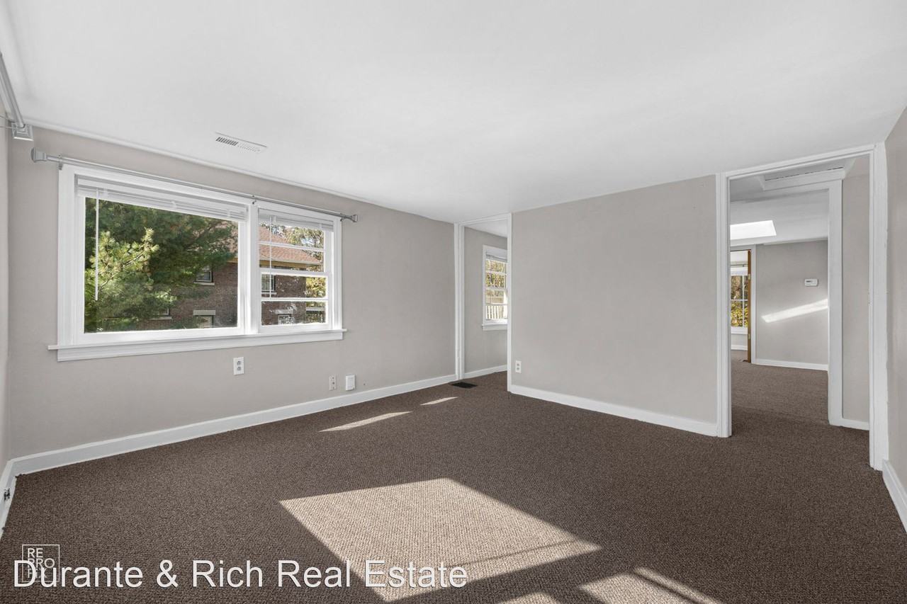 521 E Wilson St - Photo 3 of 10