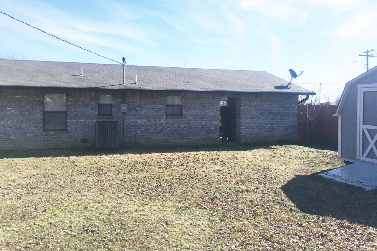 205 S Willis - Photo 2 of 18