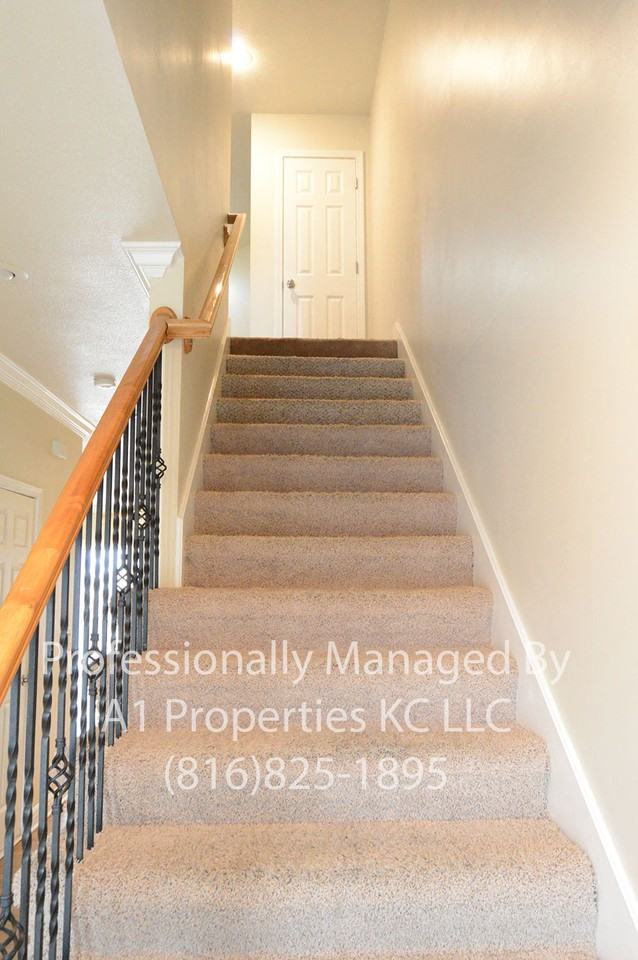 210 Mott Dr - Photo 3 of 22