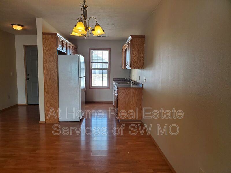 1095 N Northwood Ave - Photo 2 of 11