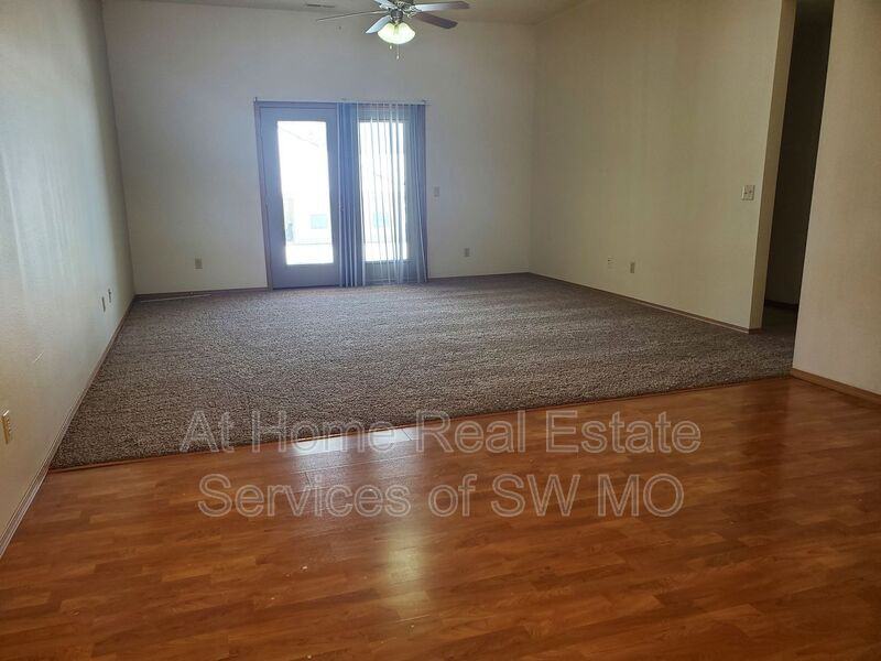 1095 N Northwood Ave - Photo 3 of 11