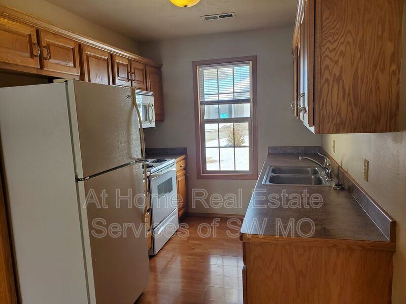 1095 N Northwood Ave - Photo 4 of 11