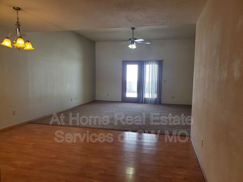 1095 N Northwood Ave - Photo 5 of 11