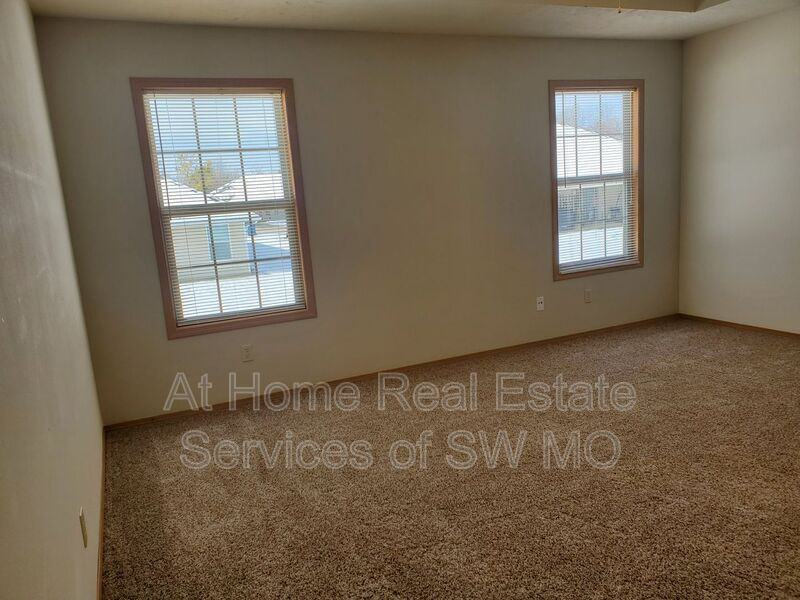 1095 N Northwood Ave - Photo 6 of 11