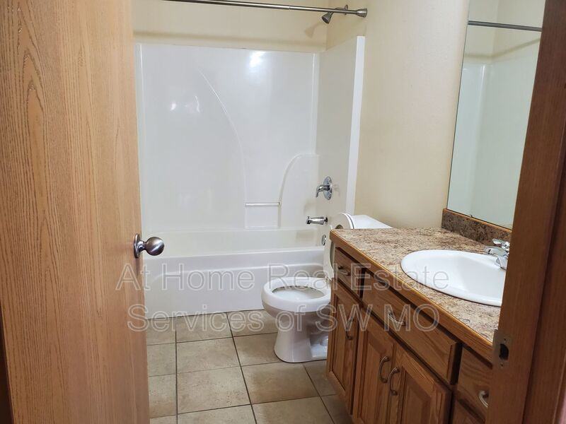 1095 N Northwood Ave - Photo 7 of 11