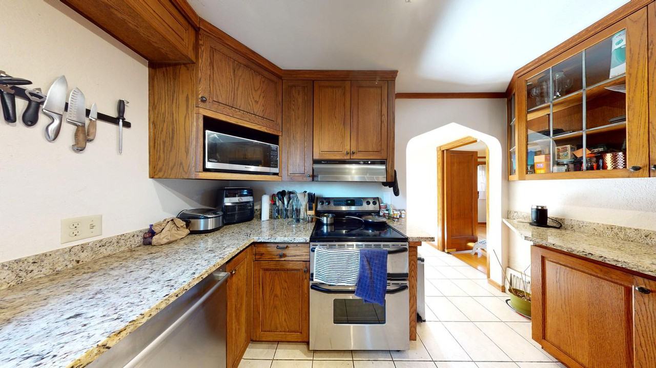 Tudor-style Queen Anne home with garden - Photo 5 of 19