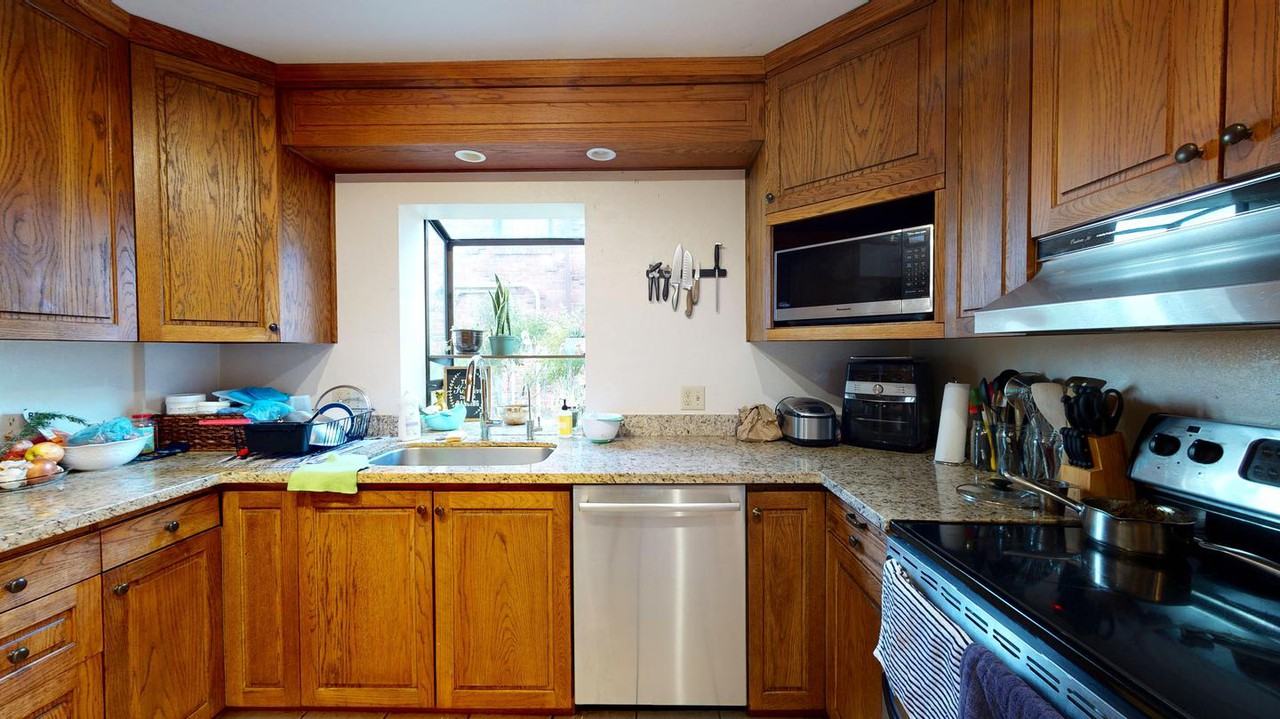 Tudor-style Queen Anne home with garden - Photo 6 of 19