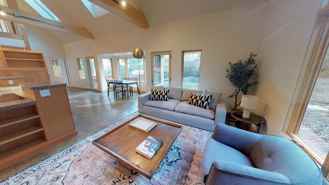 Luxurious Oakland Hills home with large yard - Photo 1 of 1