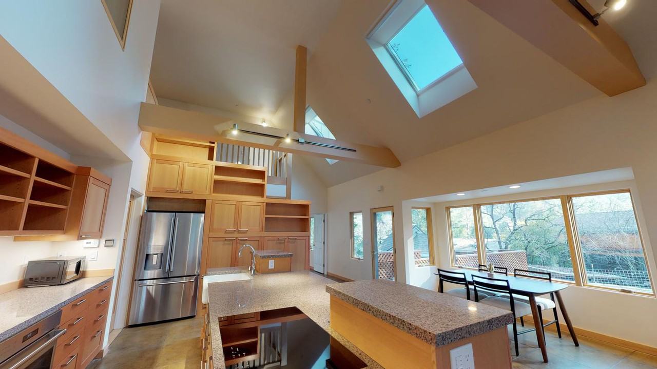 Luxurious Oakland Hills home with large yard - Photo 4 of 24