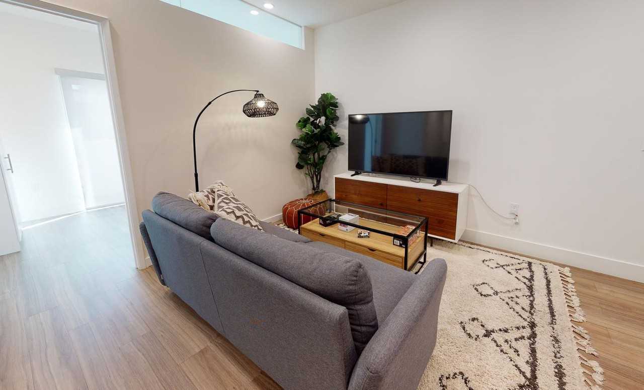 Sleek Central LA apartment with rooftop deck - Photo 2 of 13