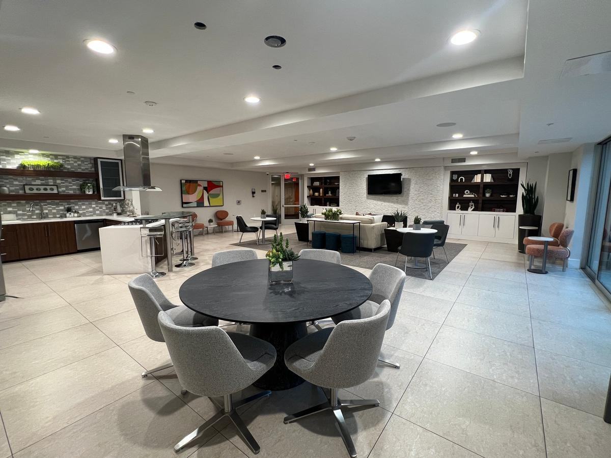 20600 Ventura Blvd - Photo 2 of 24