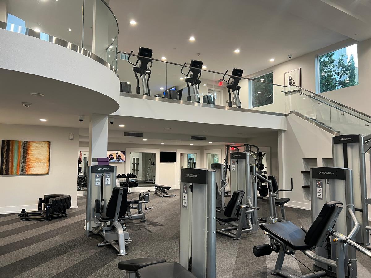 20600 Ventura Blvd - Photo 2 of 24