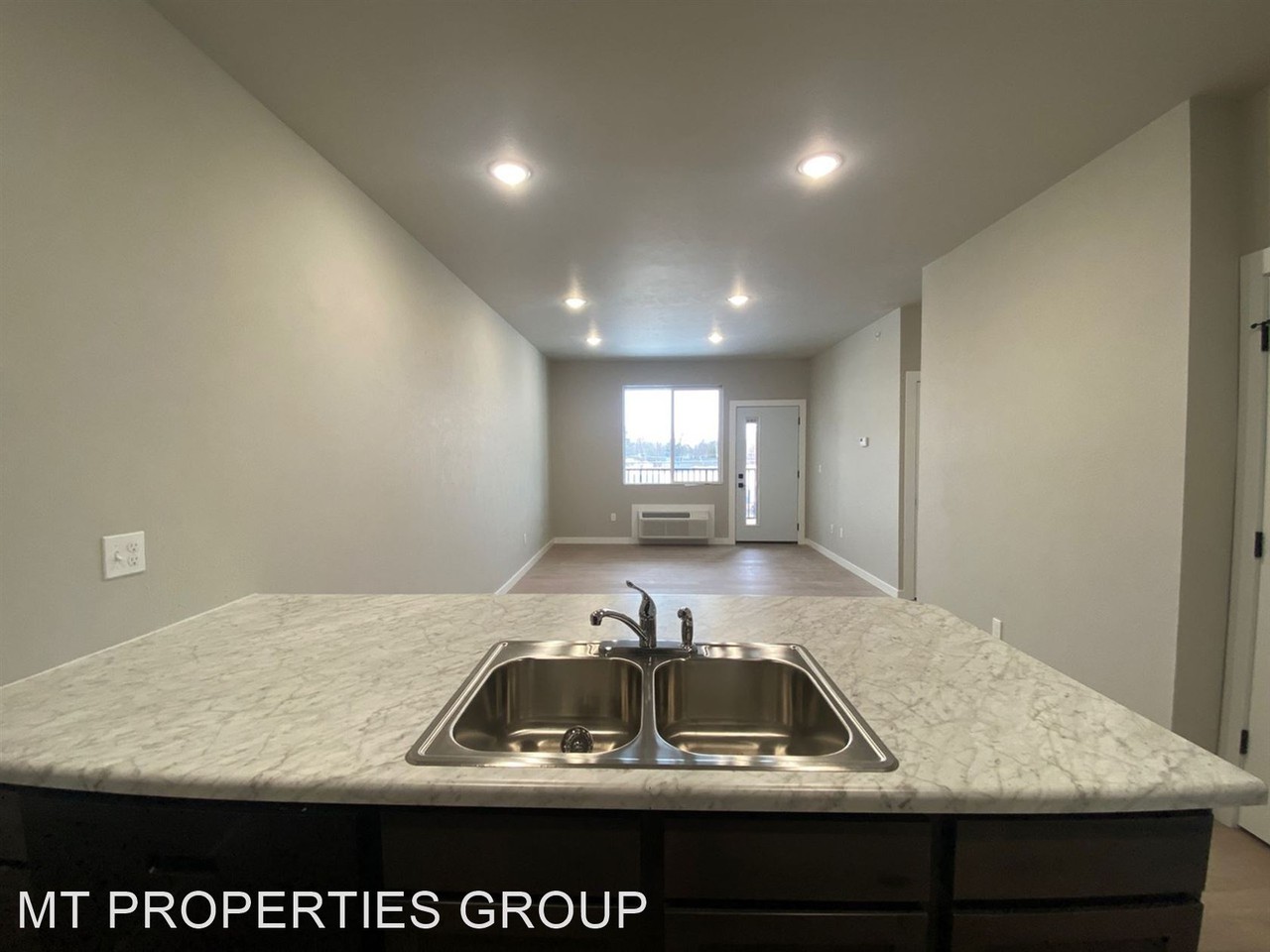 522 W Bickford - Photo 2 of 8