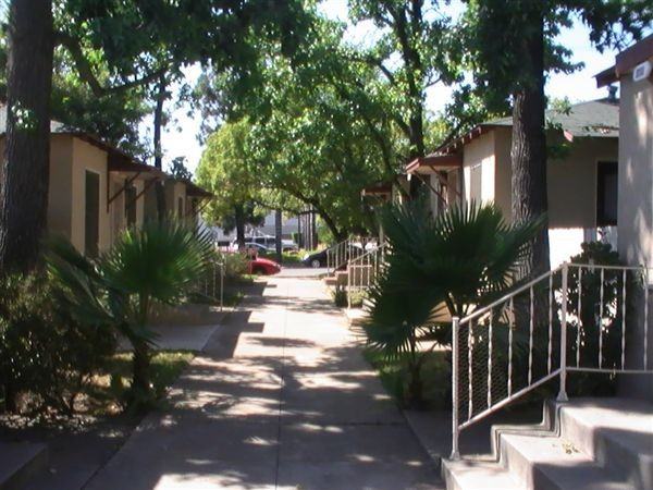 Maple Leaf Apartments - Photo 2 of 3