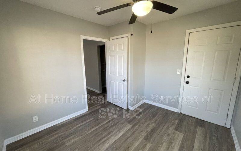 2000 W College St #2000-1 - Photo 3 of 4