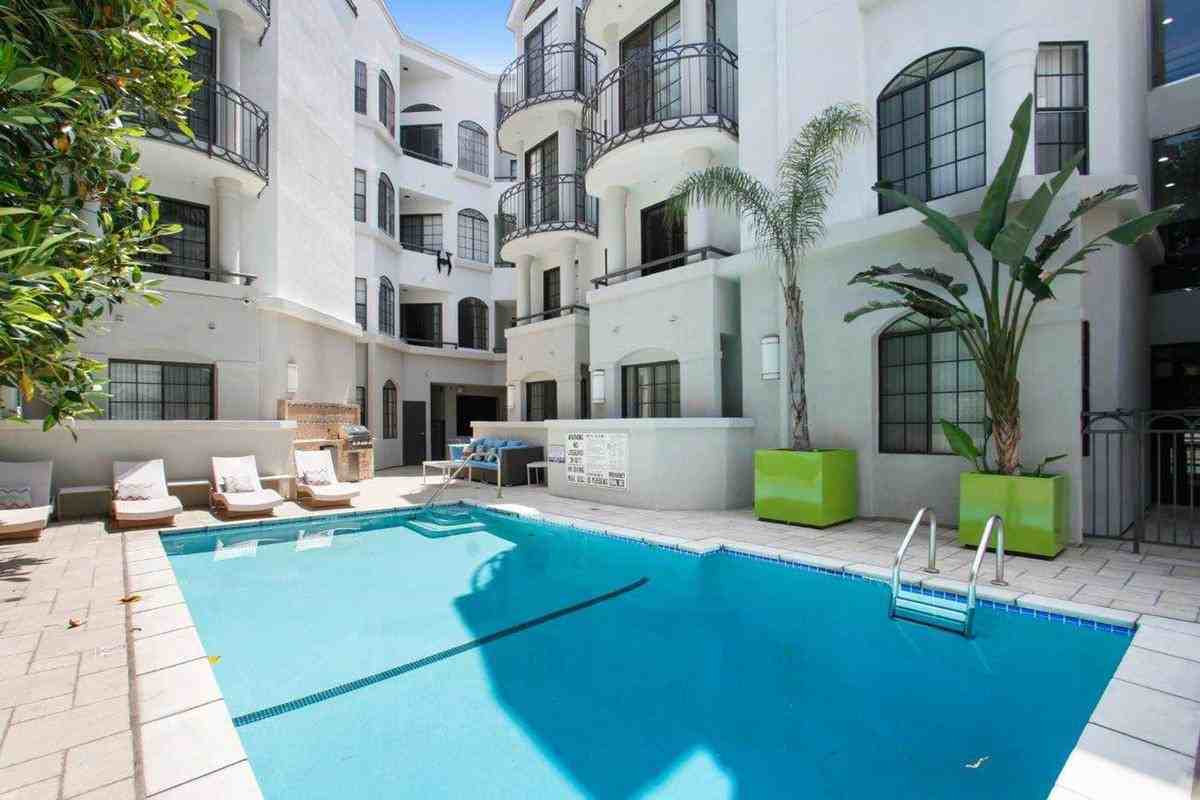 8665 Burton Way - Photo 6 of 28