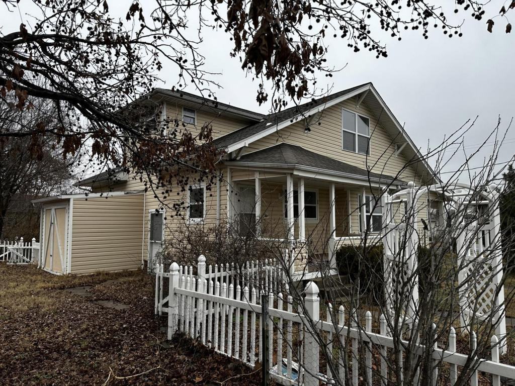 304 N Roney St - Photo 3 of 50