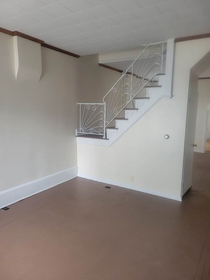 102 S Hickory St - Photo 2 of 8