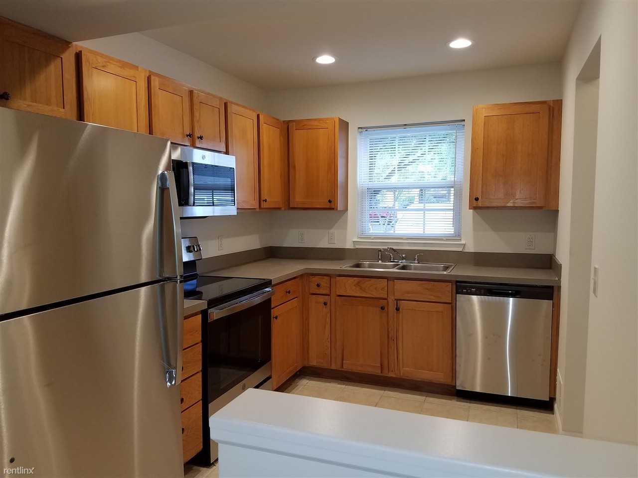 Chelsea Townhomes 704 West Middle Street - Photo 2 of 10