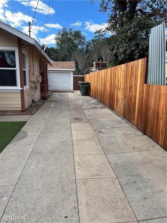 1527 Navarro Ave - Photo 2 of 10