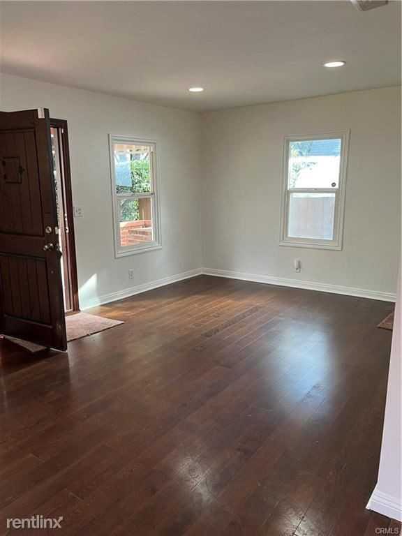 1527 Navarro Ave - Photo 3 of 10