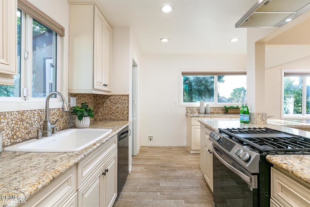 5047 N Kinsella Ave - Photo 2 of 10