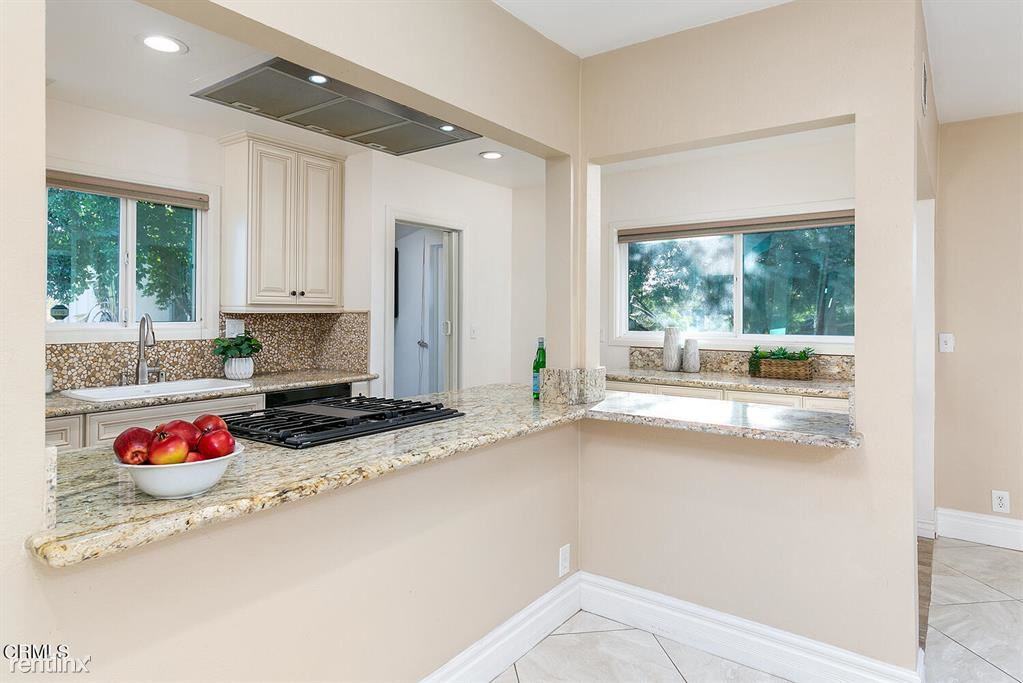 5047 N Kinsella Ave - Photo 3 of 10