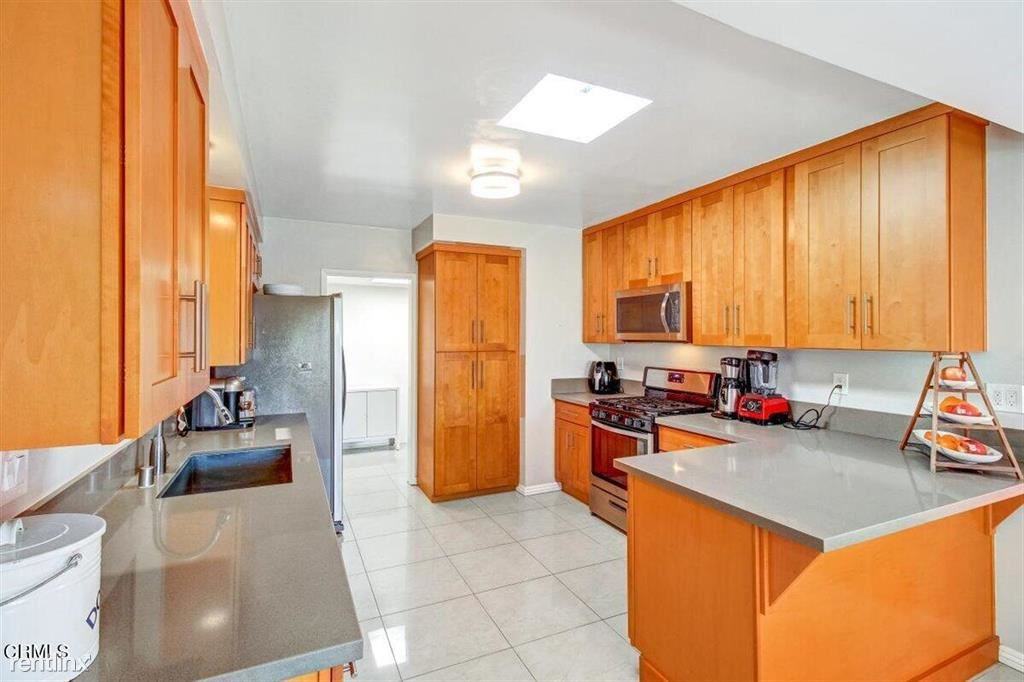 1028 Glen Oaks Blvd - Photo 2 of 10