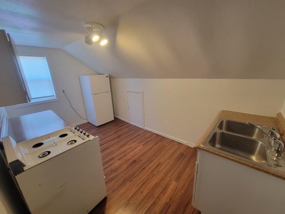 24 1/2 Van Buren St - Photo 3 of 4