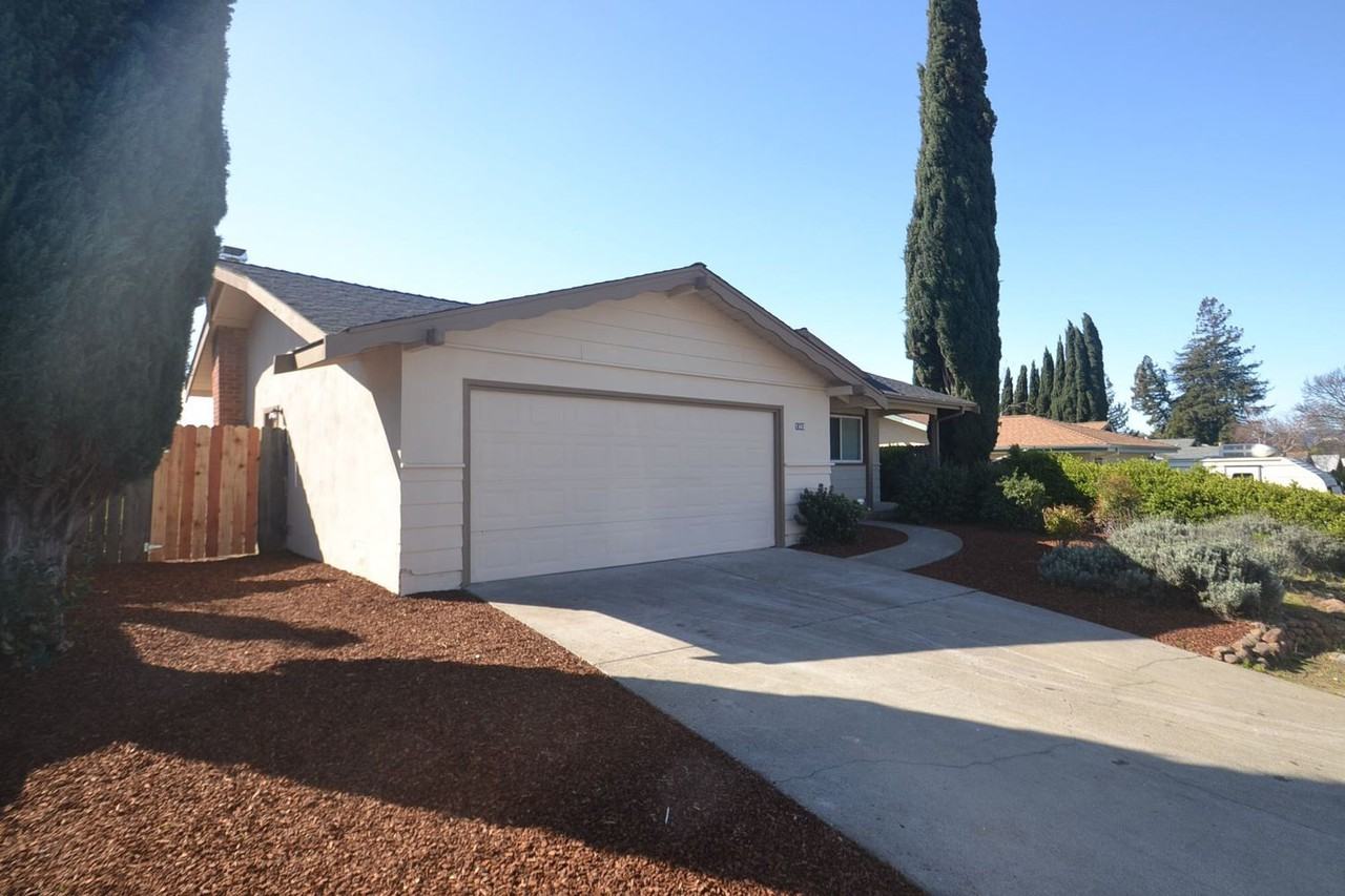 1343 Flint Way - Photo 2 of 10
