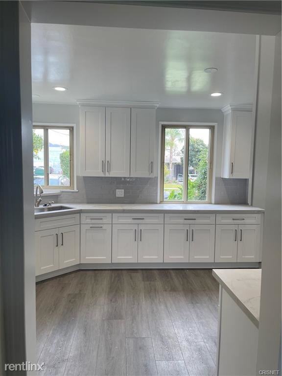 2037 N Manning St - Photo 2 of 10