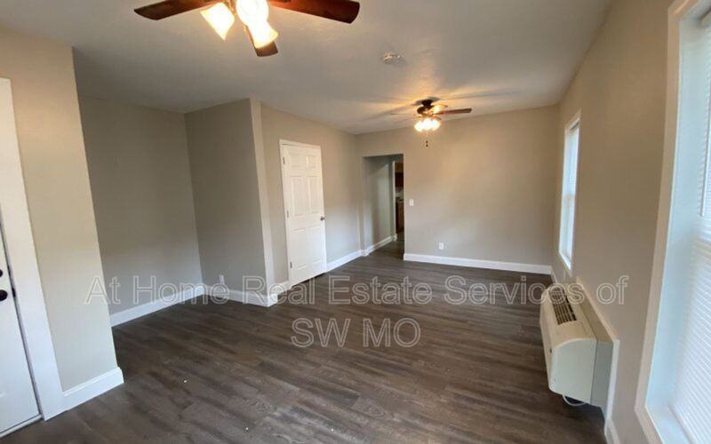 2000 W College St #2000-2 - Photo 5 of 8