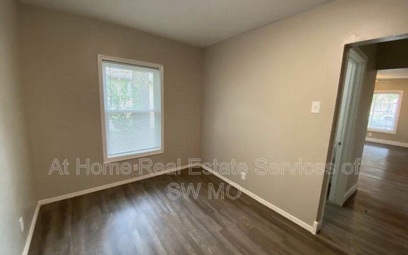 2000 W College St #2000-2 - Photo 7 of 8