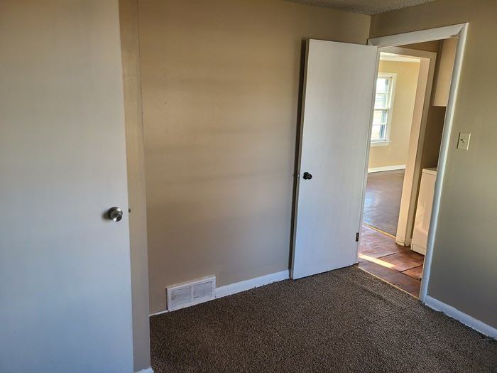 940 Ne Poplar St #940 - Photo 2 of 8