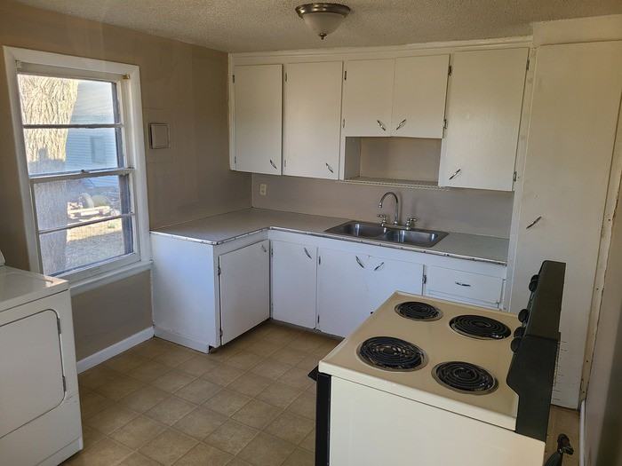 940 Ne Poplar St #940 - Photo 3 of 8