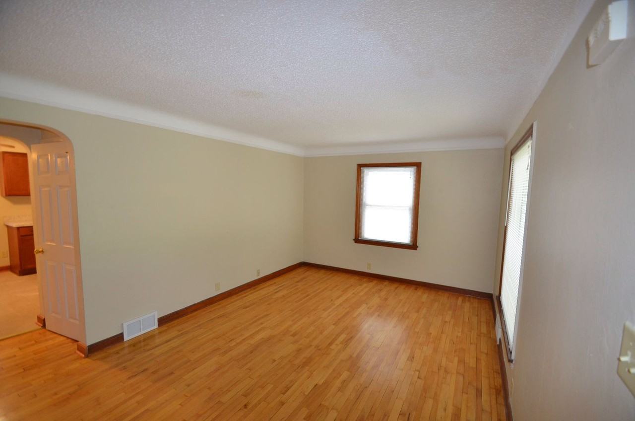 1834 Chelton Ave W - Photo 2 of 9