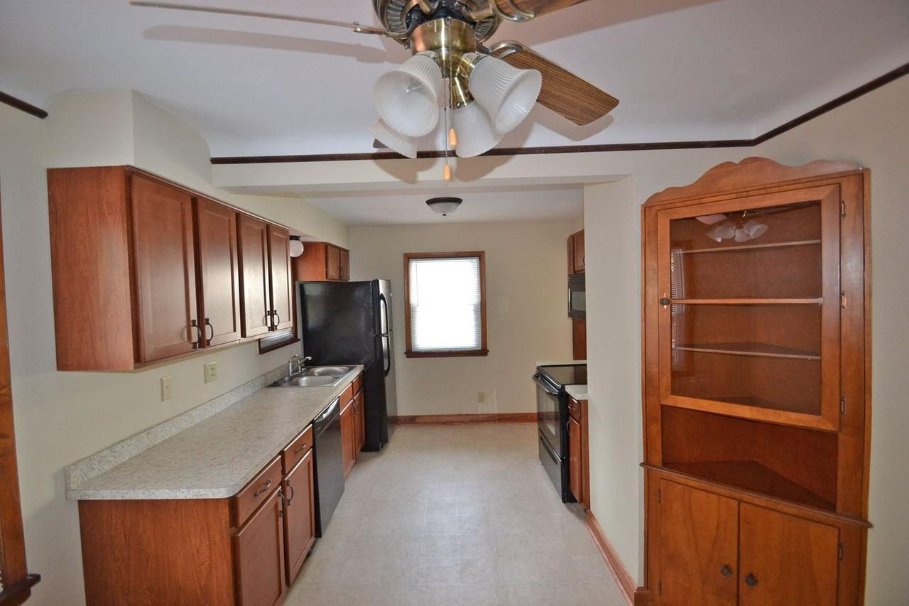 1834 Chelton Ave W - Photo 3 of 9