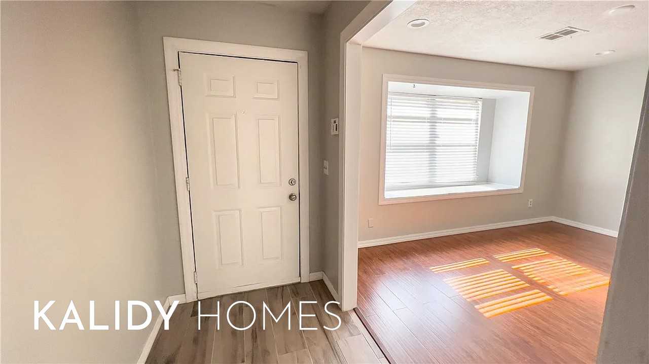 8205 Nw 91st St #1 - Photo 5 of 38