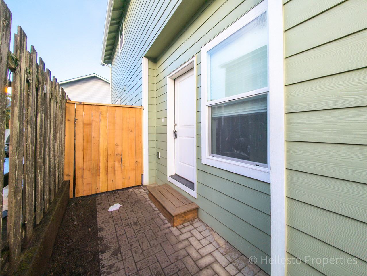 2530 Sw Coho St #1 - Photo 3 of 24