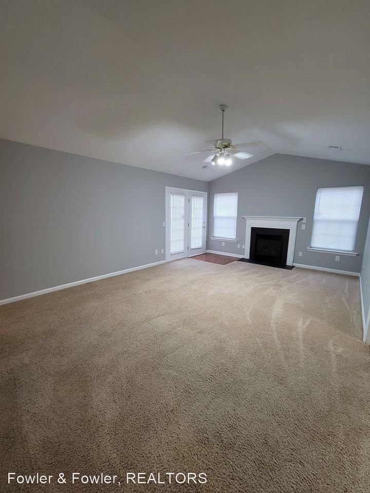 3798 Vanhoe Ln - Photo 3 of 17