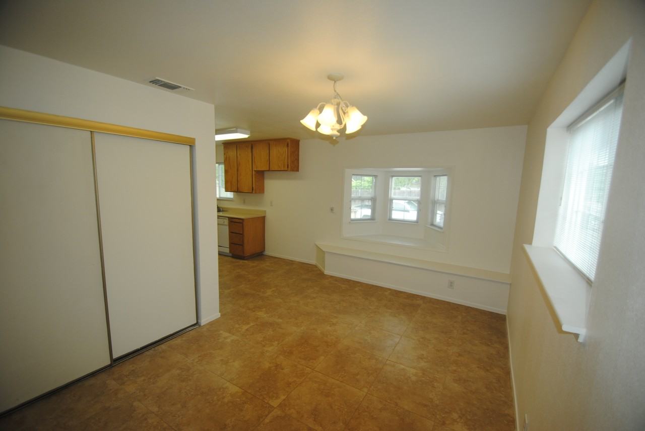 1520 Gladstone Dr - Photo 3 of 7