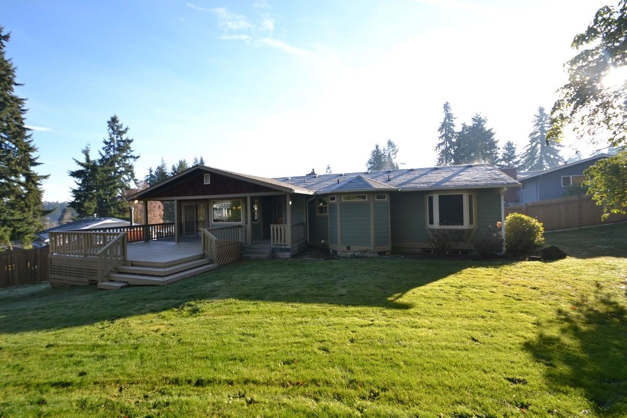 1045 Rosewood Ln - Photo 2 of 20