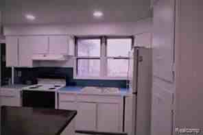 23384 Tawas Ave - Photo 2 of 16