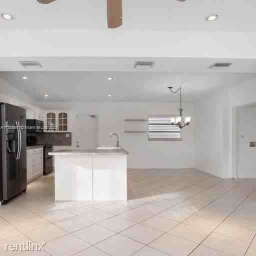 2215 Se 10th St - Photo 2 of 10