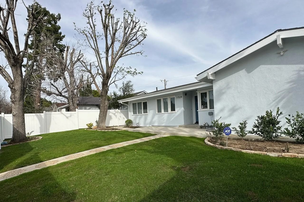 11528 Balboa Blvd - Photo 2 of 26