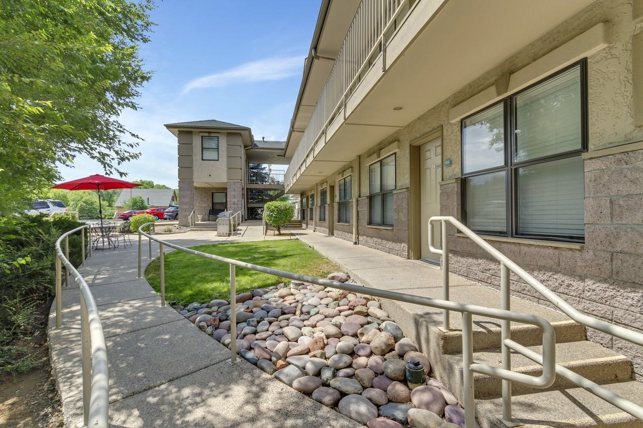 339 N Rush St - Photo 2 of 3