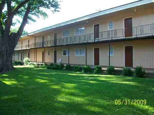 Merton Manor Apartments - Photo 3 of 4