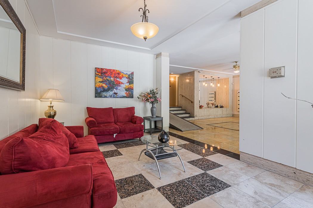 755 Boul Montpellier - Photo 2 of 8