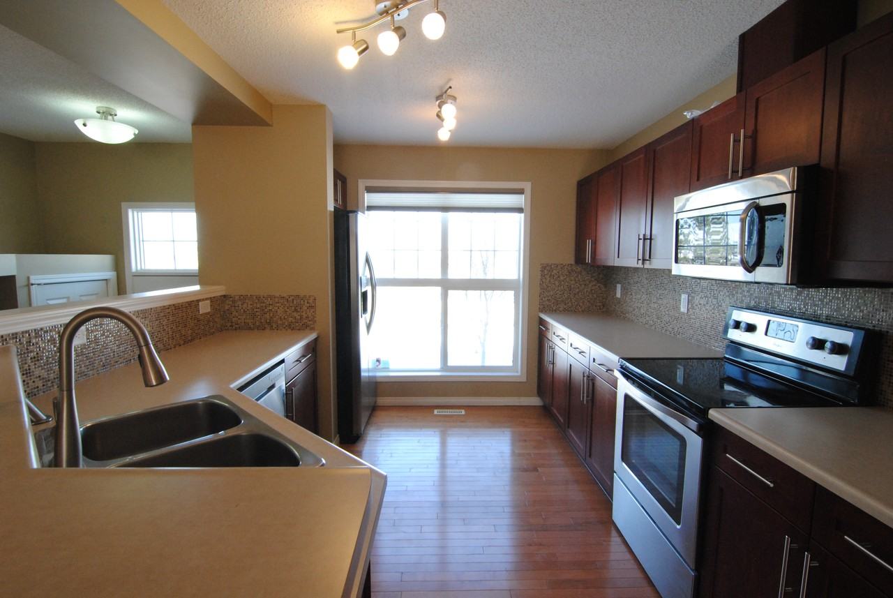 Gorgeous 2 bed 2.5 bath townhouse with Double Garage in Terwillegar! - Photo 3 of 21