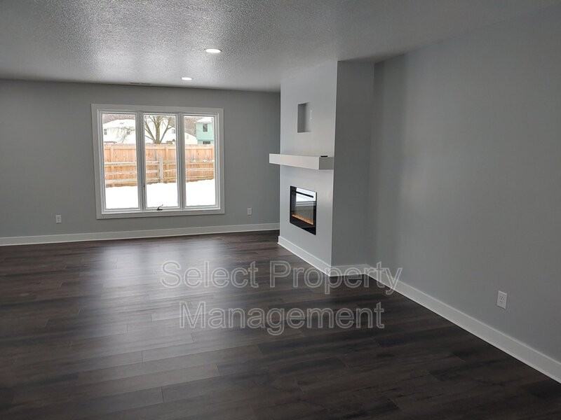 8130 Roanoke Dr - Photo 2 of 33